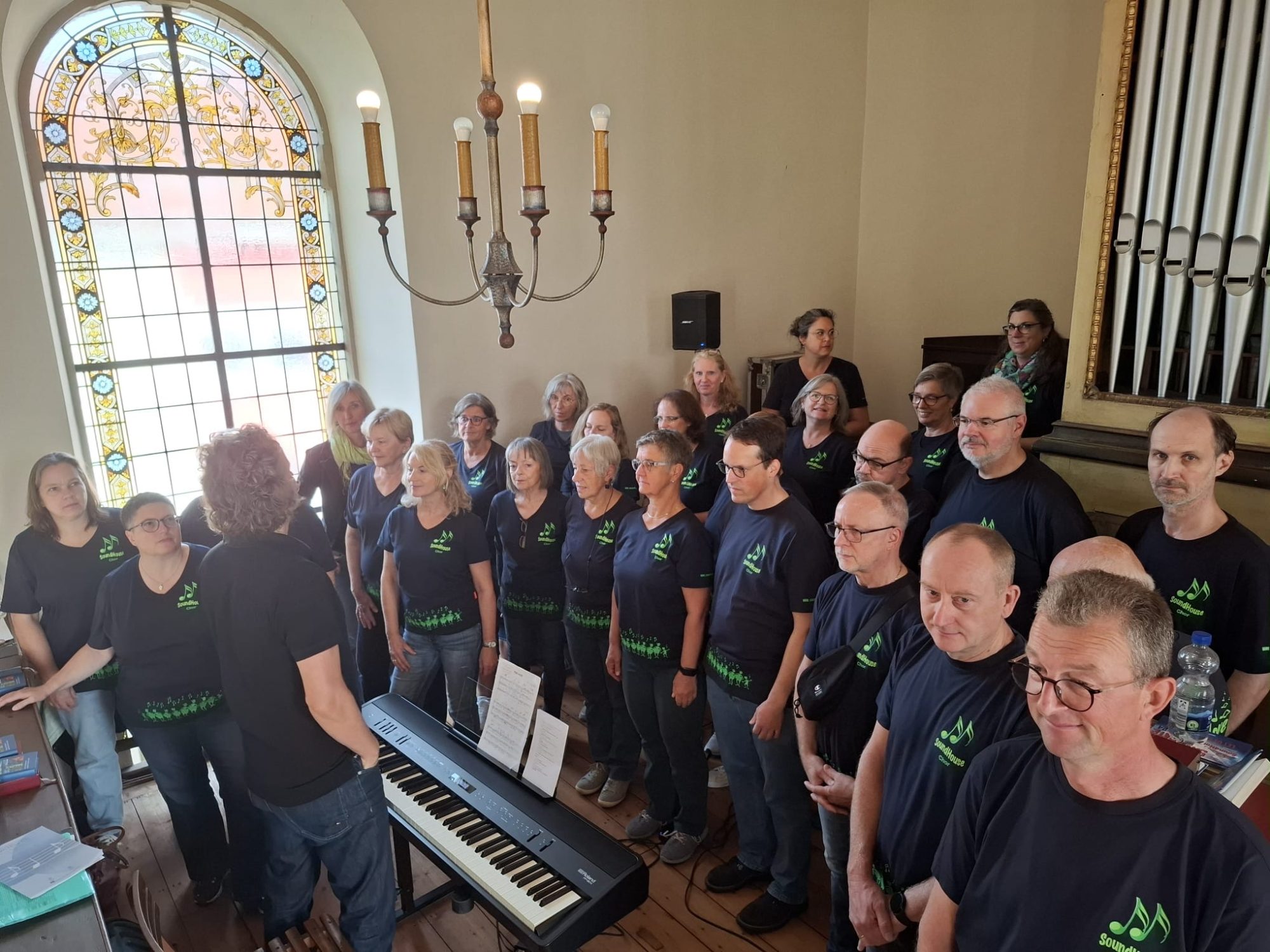 SoundHouse singt beim Gottesdienst zur Einführung der neuen Konfirmanden