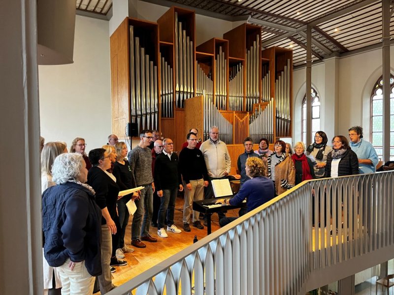 SoundHouse singt beim Gottesdienst zur Einführung der neuen Konfirmanden