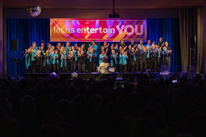 Let us entertain YOU – auf der Bühne